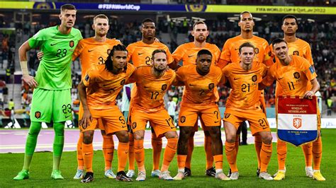hoelaat begint nederlands elftal